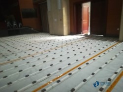 普通運(yùn)動場地板施工隊(duì)